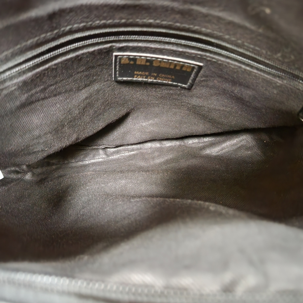 Elegant Black and Tan Shoulder Bag - Picture 5 of 7